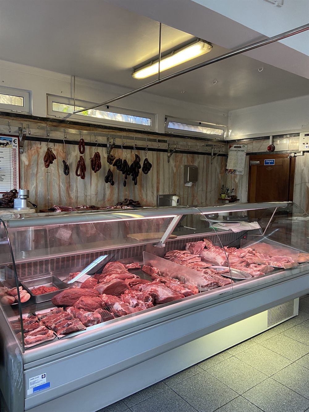 Vitrine do talho com carnes selecionadas